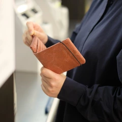 和紙が生み出す、新たなスタイル「SIWA wallet」― 軽やかで美しく、使い込むほどに愛着がわく財布